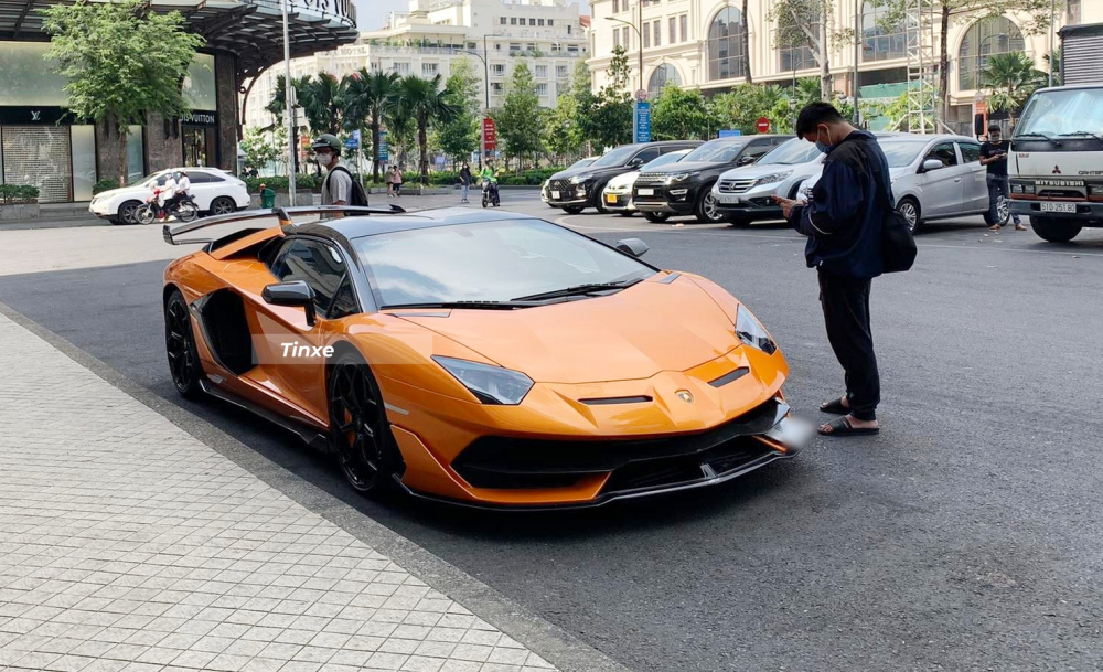 Sự có mặt của chiếc xe giới hạn này ở khu vực Nhà hát Thành phố Hồ Chí Minh đã thu hút sự quan tâm của giới mê xe đến chụp ảnh Sự có mặt của chiếc xe giới hạn này ở khu vực Nhà hát Thành phố Hồ Chí Minh đã thu hút sự quan tâm của giới mê xe đến chụp ảnh