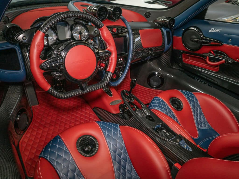 Khoang lái xe Pagani Huayra Roadster chào bán với đại gia Việt