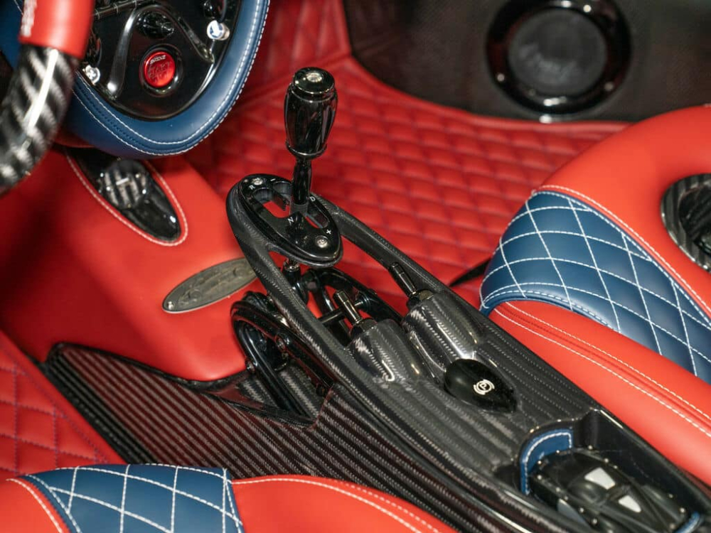 Những chi tiết thiết kế ngoại thất hay nội thất của xe Pagani Huayra Roadster vẫn là kiệt tác