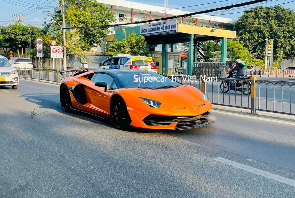 Chiếc siêu xe Lamborghini Aventador SVJ Roadster dạo phố Sài thành vào sáng sớm hôm nay
