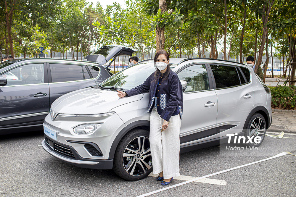 Chị Phạm Ngọc bên chiếc VinFast VF e34 mới nhận.