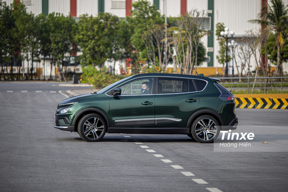 VinFast VF e34 được đánh giá là có hơi hướng của một chiếc MPV nhiều hơn là một chiếc Crossover. VinFast VF e34 được đánh giá là có hơi hướng của một chiếc MPV nhiều hơn là một chiếc Crossover.