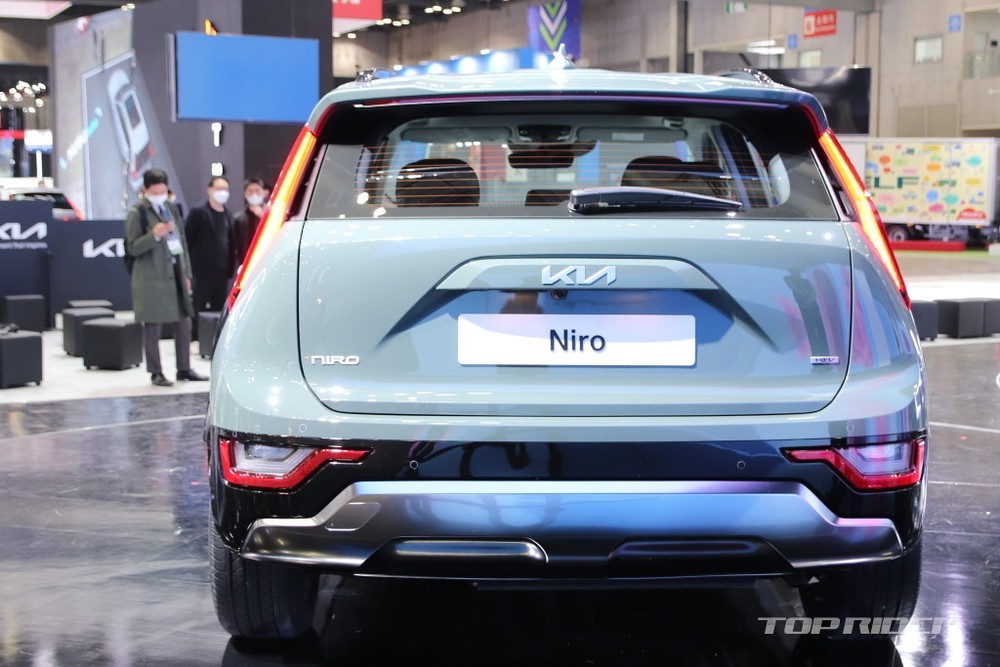 Kia Niro 2022 c&oacute; đ&egrave;n hậu boomerang độc đ&aacute;o