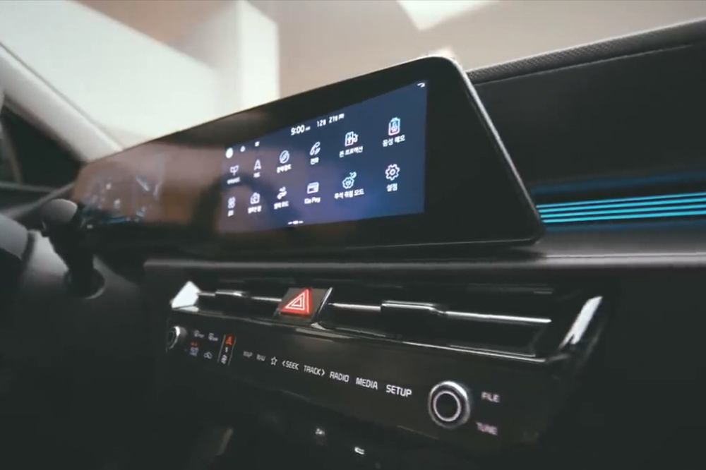 2 m&agrave;n h&igrave;nh 10,25 inch nối liền với nhau tr&ecirc;n mặt t&aacute;p-l&ocirc; của Kia Niro 2022