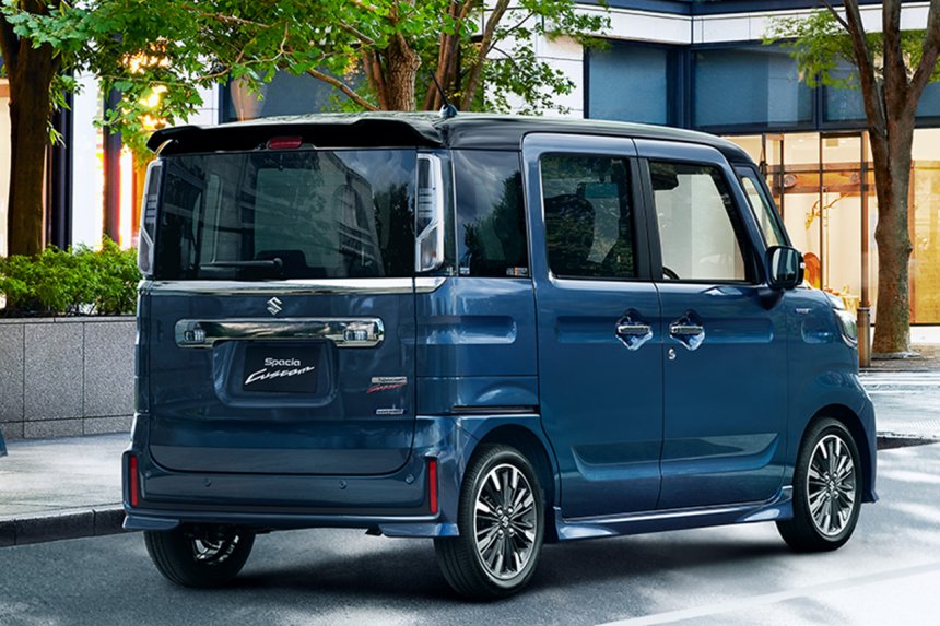 Suzuki Spacia Custom 2022 nhìn từ đằng sau Suzuki Spacia Custom 2022 nhìn từ đằng sau
