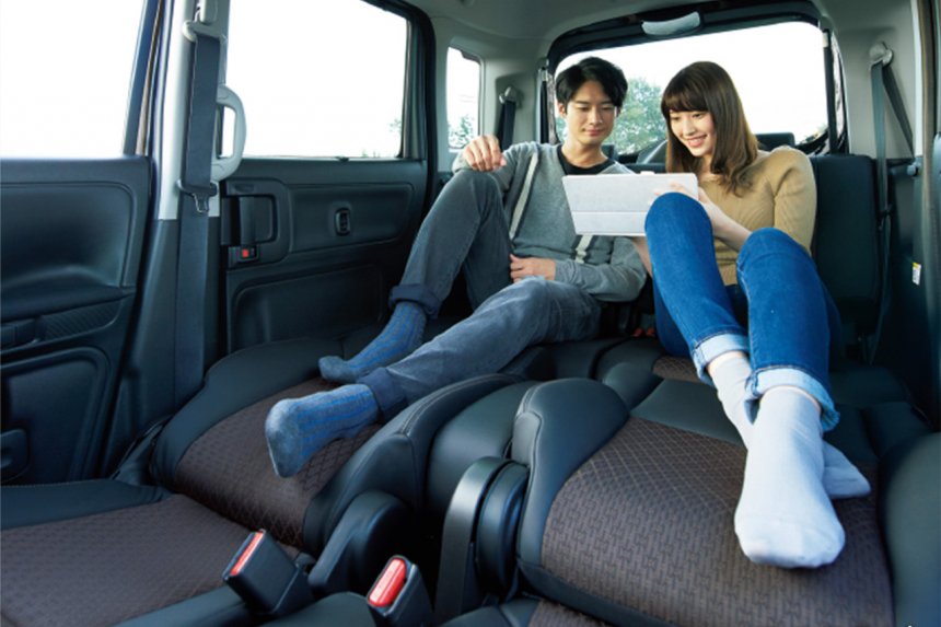 Ghế trước của Suzuki Spacia Custom 2022 có thể ngửa hẳn ra đằng sau thành giường Ghế trước của Suzuki Spacia Custom 2022 có thể ngửa hẳn ra đằng sau thành giường