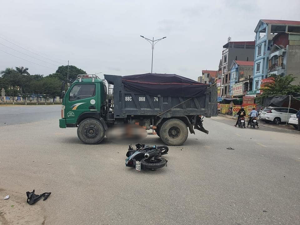 Chiếc xe m&aacute;y của nạn nh&acirc;n bị hư hỏng