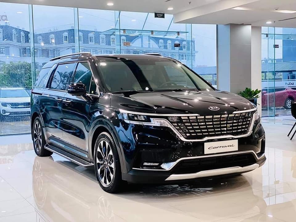 Kia Carnival 2022 sử dụng logo KIA cũ