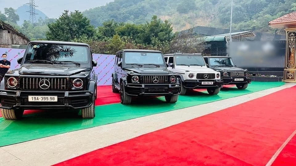 D&agrave;n xe Mercedes-AMG G63 thế hệ mới xếp cạnh nhau ở tỉnh Ph&uacute; Thọ, chiếc ngo&agrave;i c&ugrave;ng b&ecirc;n tr&aacute;i mang biển tam hoa 9