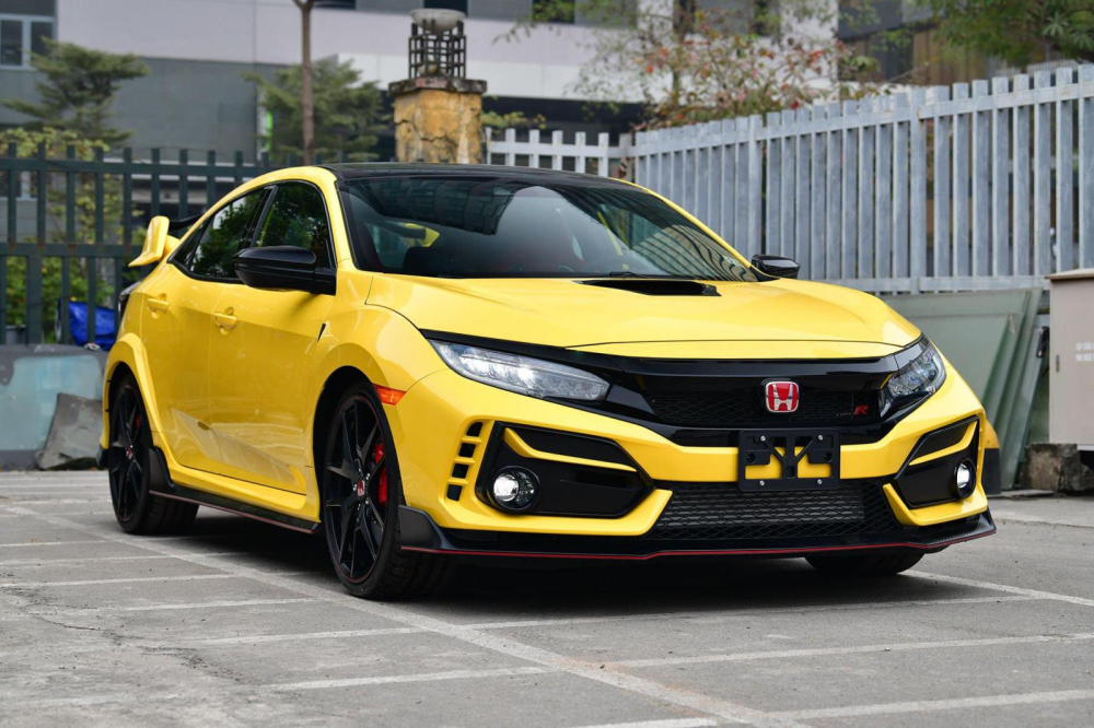 Honda Civic Type R Limited Edition đầu tiên về nước được sơn màu vàng Phoenix Yellow độc quyền, dành riêng cho xe cùng với các điểm nhấn màu đen Honda Civic Type R Limited Edition đầu tiên về nước được sơn màu vàng Phoenix Yellow độc quyền, dành riêng cho xe cùng với các điểm nhấn màu đen