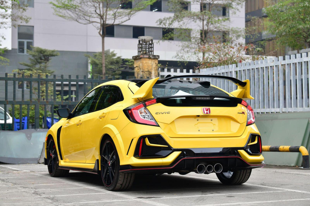 Honda Civic Type R Limited Edition nhìn từ đuôi xe Honda Civic Type R Limited Edition nhìn từ đuôi xe
