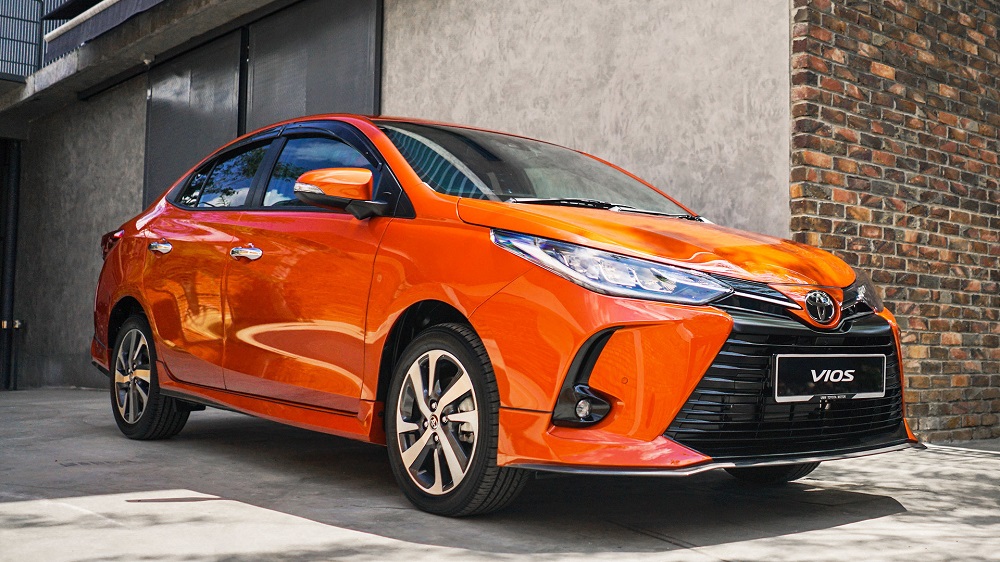 Toyota Vios 2022 tại Malaysia có cảm màu cam Orange Metallic nổi bật