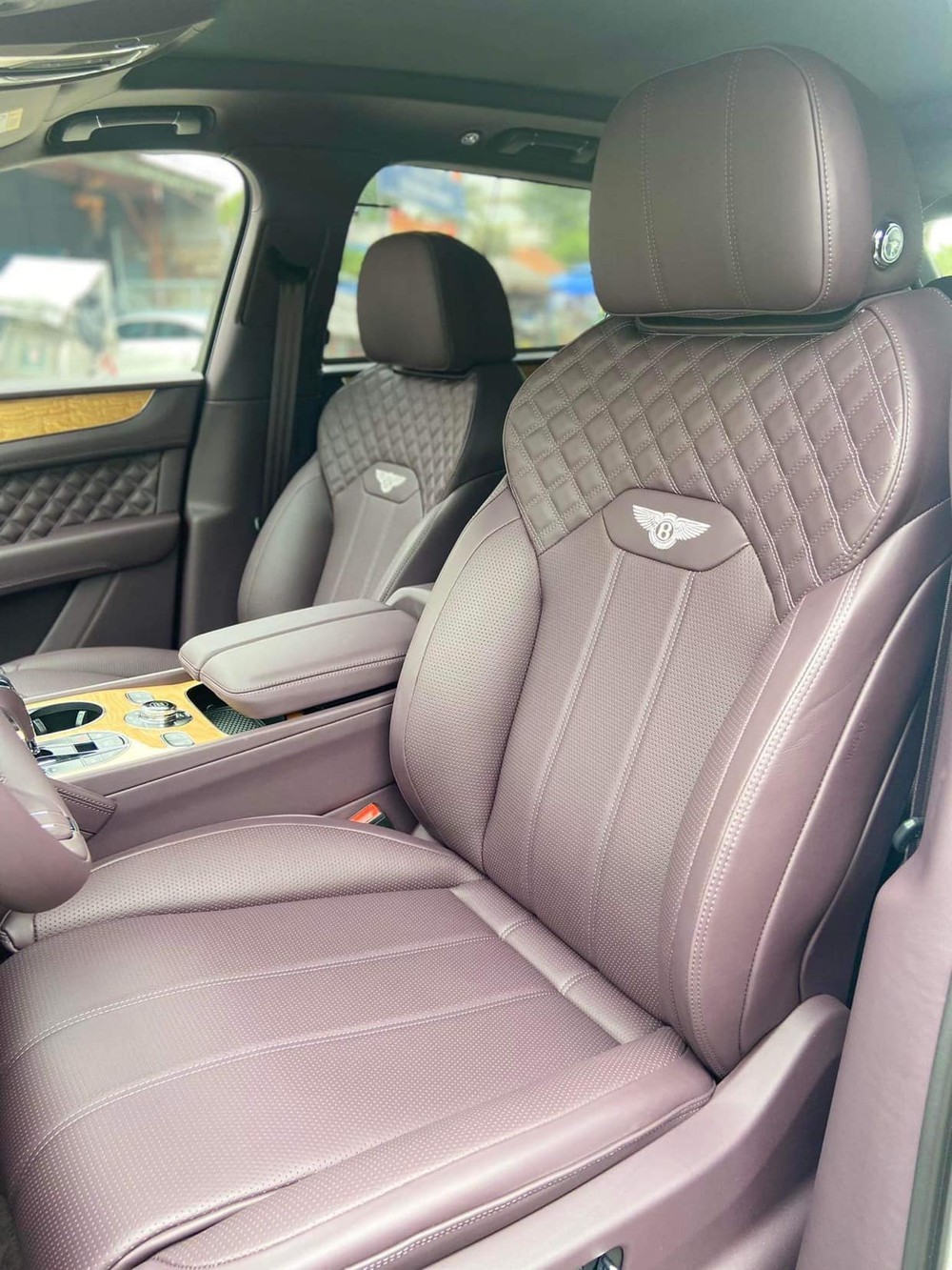 C&ograve;n đ&acirc;y l&agrave; nội thất của xe Bentley Bentayga V8 được Phan Th&agrave;nh d&ugrave;ng si&ecirc;u xe Ferrari F12 Berlinetta đổi lấy