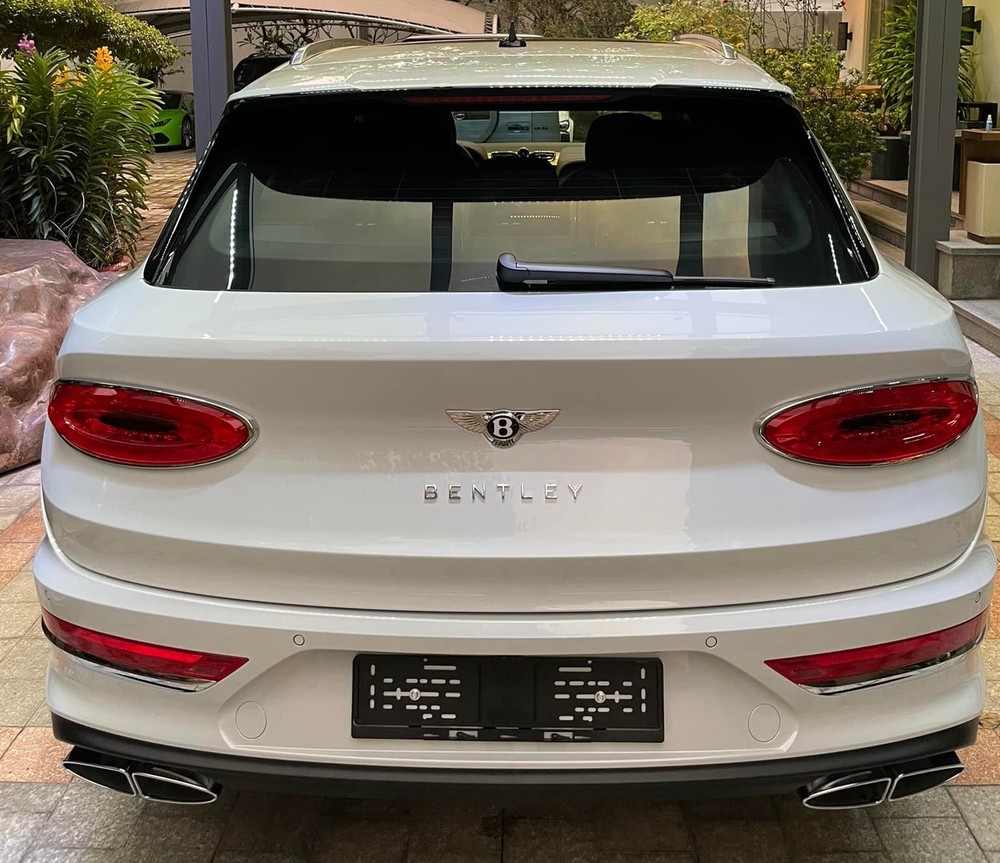 Thiết kế đu&ocirc;i xe Bentley Bentayga V8