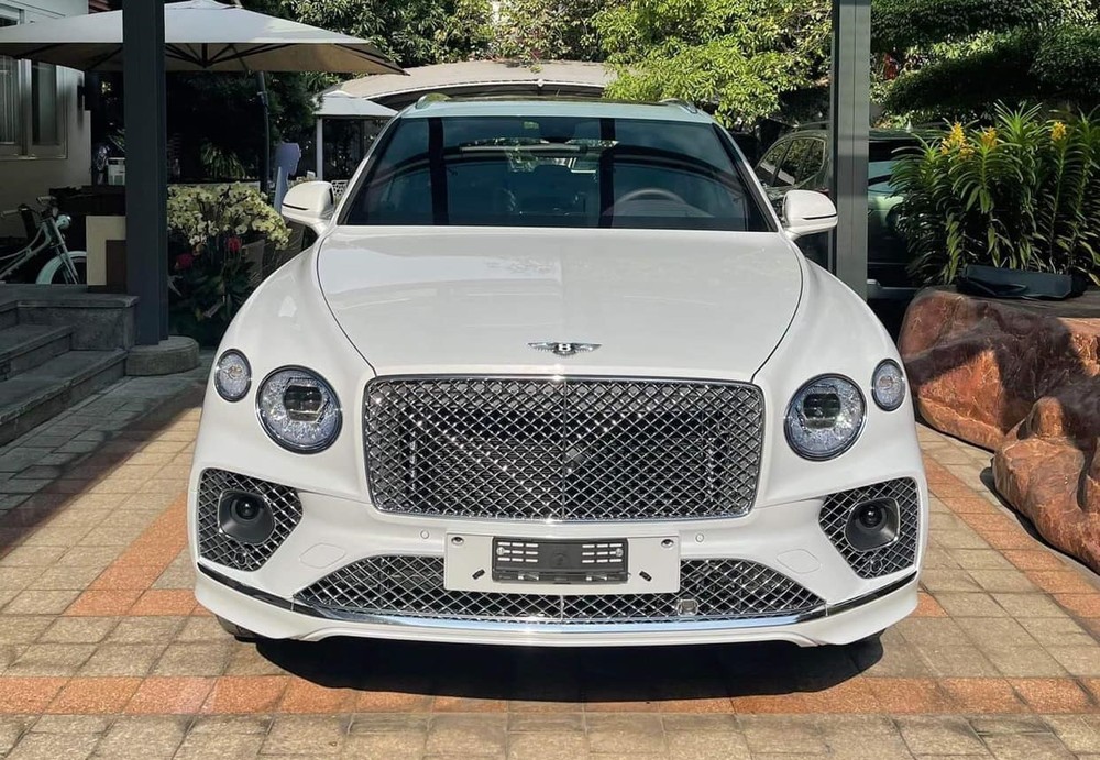 C&ograve;n đ&acirc;y l&agrave; chiếc xe SUV si&ecirc;u sang Bentley Bentayga V8 được Phan Th&agrave;nh mua v&agrave;o chiều 9 th&aacute;ng 12 