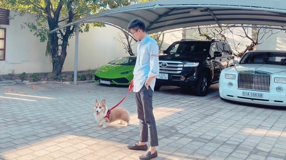 Phan Ho&agrave;ng chia sẻ h&igrave;nh ảnh chụp trong s&acirc;n đỗ xe của gia đ&igrave;nh v&agrave; cho thấy c&oacute; sự xuất hiện của mẫu xe mới l&agrave; Toyota Land Cruiser 2022 b&ecirc;n cạnh qu&agrave; sinh nhật tuổi 17 của m&igrave;nh l&agrave; Lamborghini Huracan LP610-4 v&agrave; xe si&ecirc;u sang Rolls-Royce Phantom