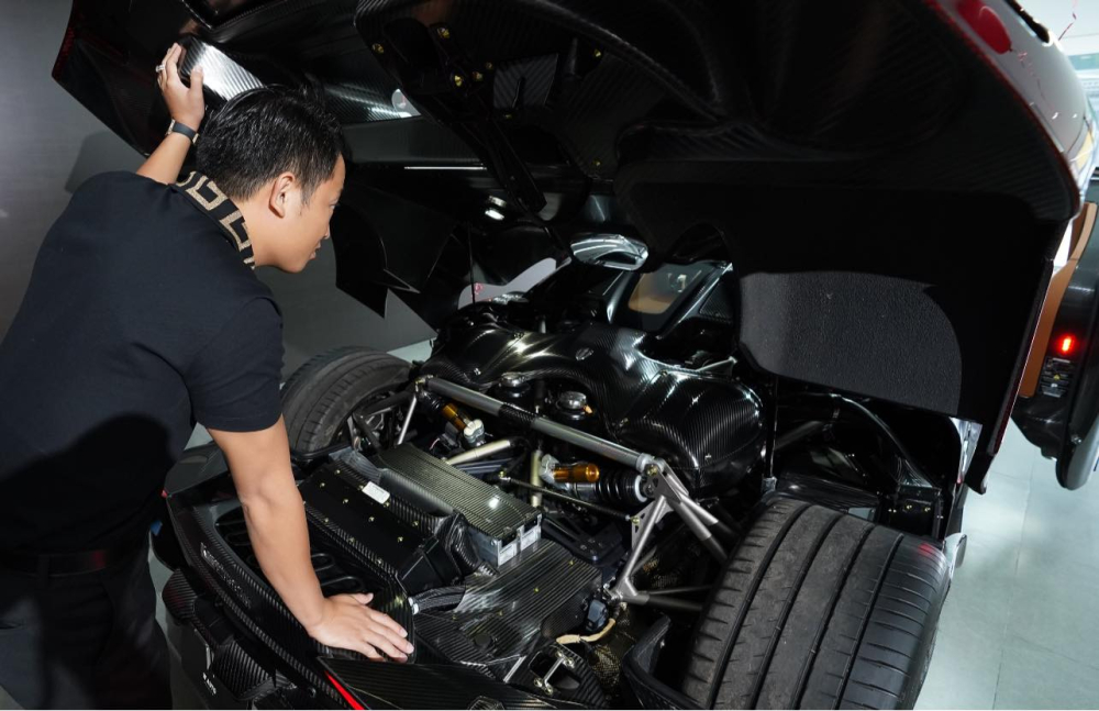 Chủ nhân của chiếc xe hypercar Koenigsegg Regera này chính là Hoàng Kim Khánh, anh đã bay sang Campuchia để xem mắt siêu phẩm này