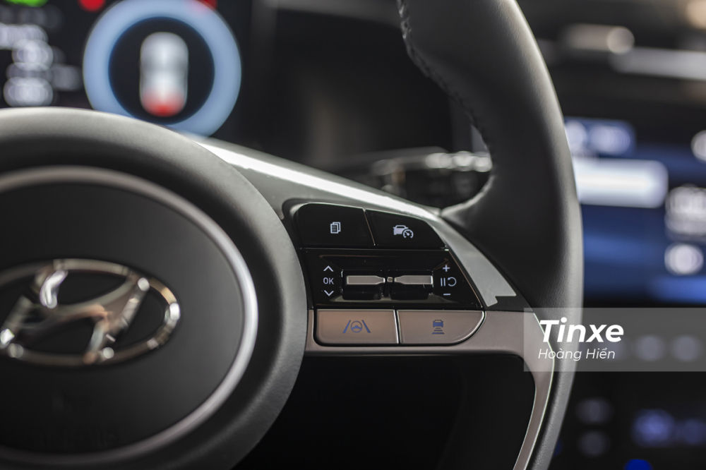 Trên vô-lăng của Hyundai Tucson 2022 phiên bản đặc biệt và cao cấp sẽ có hệ thống kiểm soát hành trình chủ động và hỗ trợ giữ làn đường.