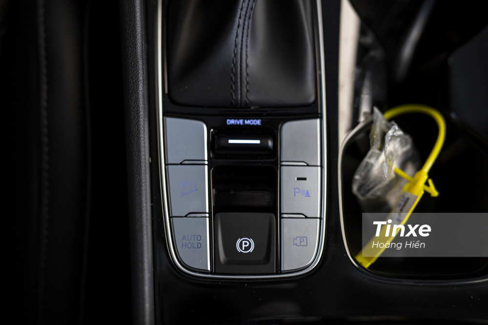 Về các tiện nghi an toàn, Hyundai Tucson 2022 có phanh tay điện tử, phanh thông minh tự động, cảm biến va chạm,...