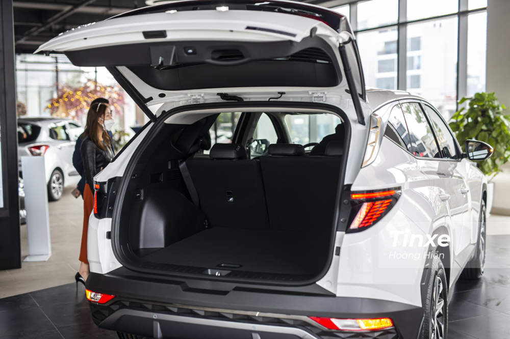 Hyundai Tucson 2022 có khoang hành lý rộng rãi bậc nhất phân khúc cùng với cửa cốp sau có thể đóng mở tự động thông minh.