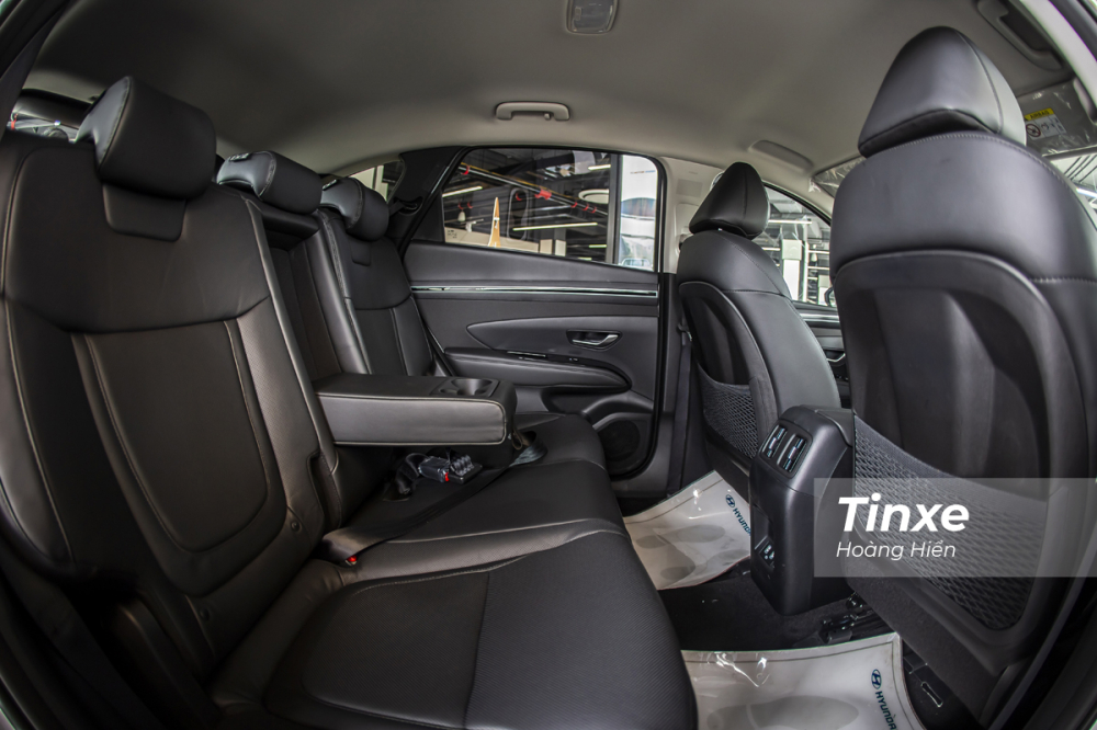Nhờ tăng chiều dài cơ sở mà hàng ghế thứ 2 của Hyundai Tucson 2022 có không gian rất thoải mái.