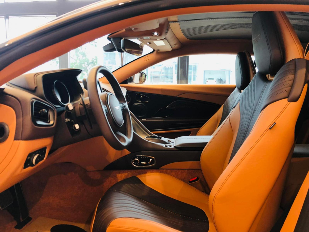 Khoang lái của xe Aston Martin DB11 V8 mới về nước