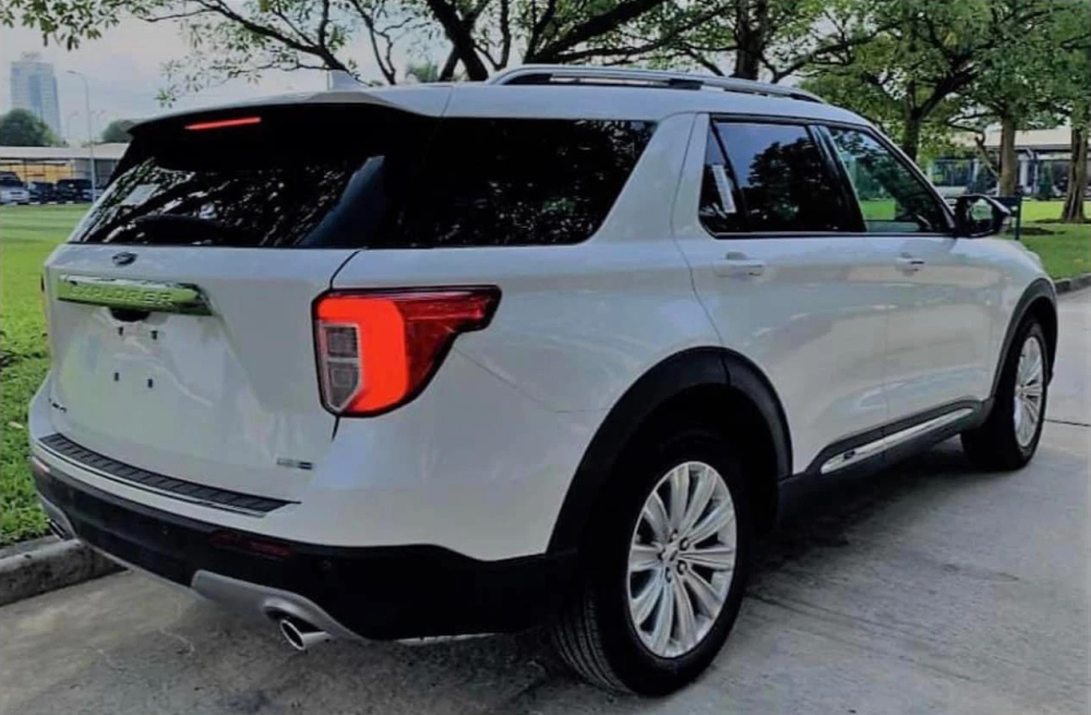 Ford Explorer 2022 có thiết kế hầm hố, cơ bắp hơn hẳn so với đời cũ.