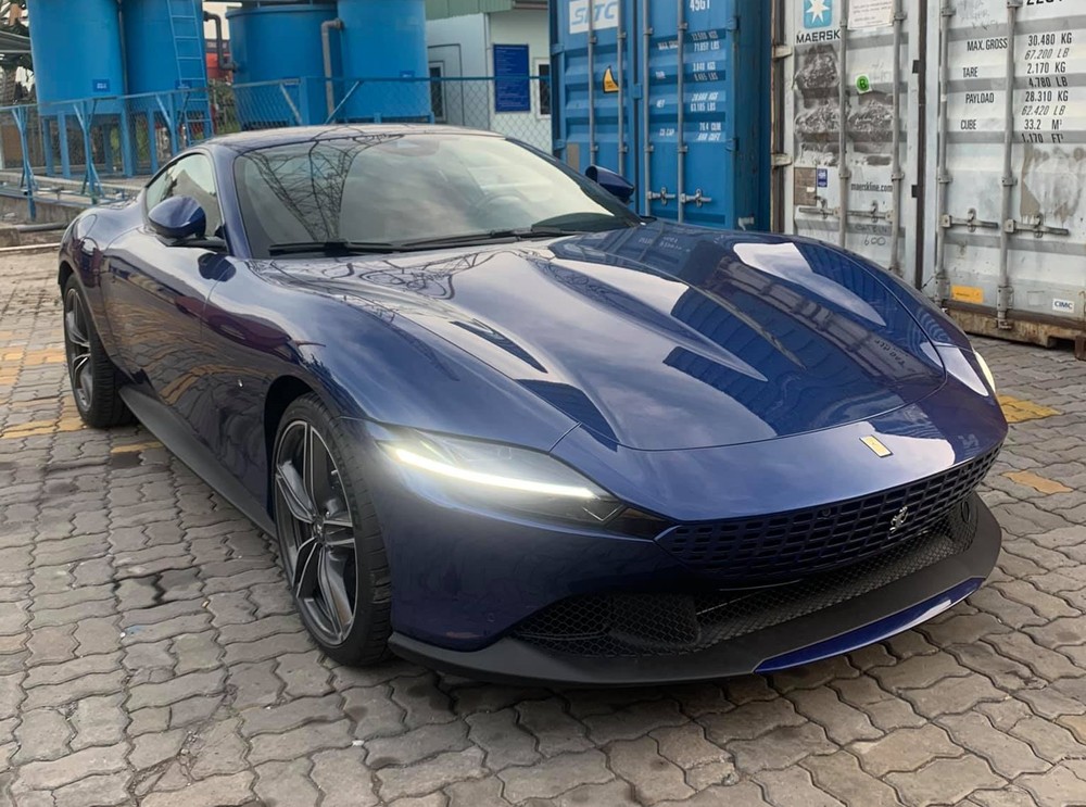 Ferrari Roma đầu ti&ecirc;n về nước mang m&agrave;u xanh dương v&agrave; đ&atilde; c&oacute; chủ nh&acirc;n