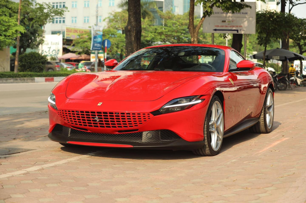 C&ograve;n chiếc xe Ferrari Roma n&agrave;y c&oacute; m&agrave;u đỏ Rosso Corsa