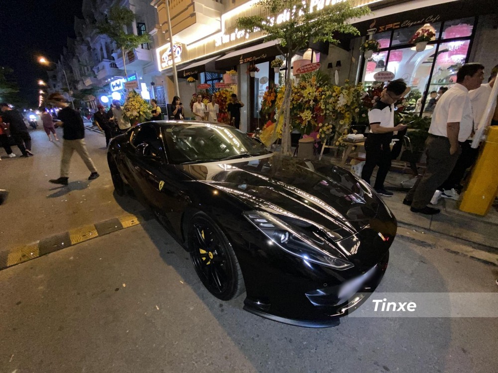 Chiếc xe Ferrari 812 Superfast n&agrave;y nguy&ecirc;n bản c&oacute; m&agrave;u đen
