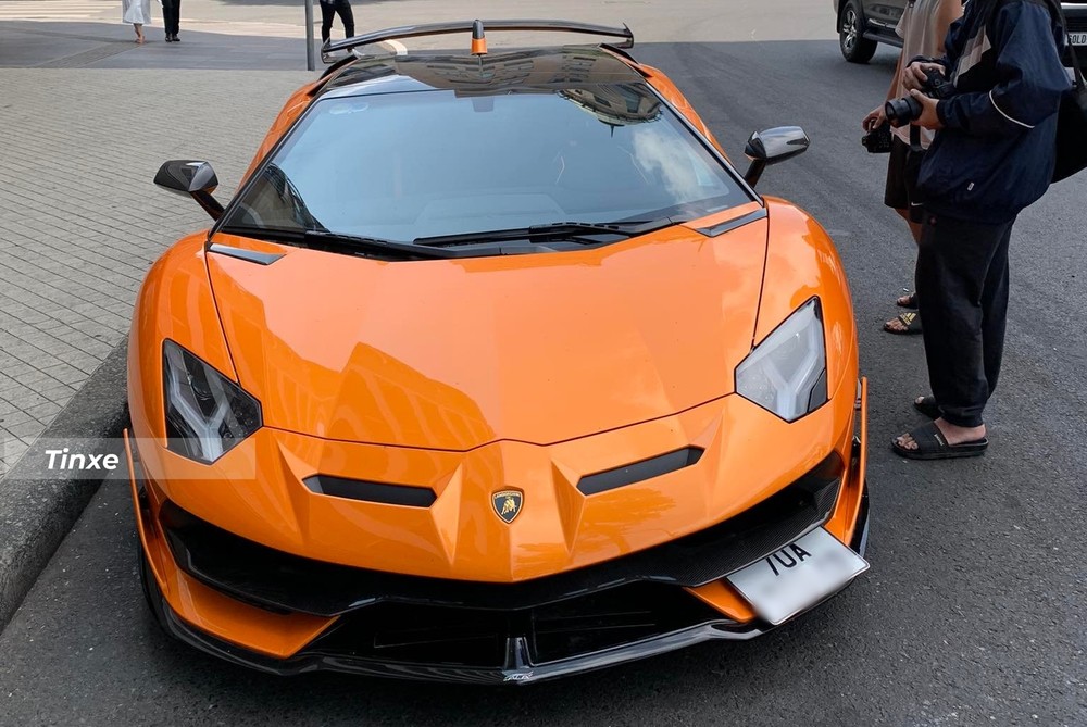  Lamborghini Aventador SVJ mui trần thứ 2 về nước
