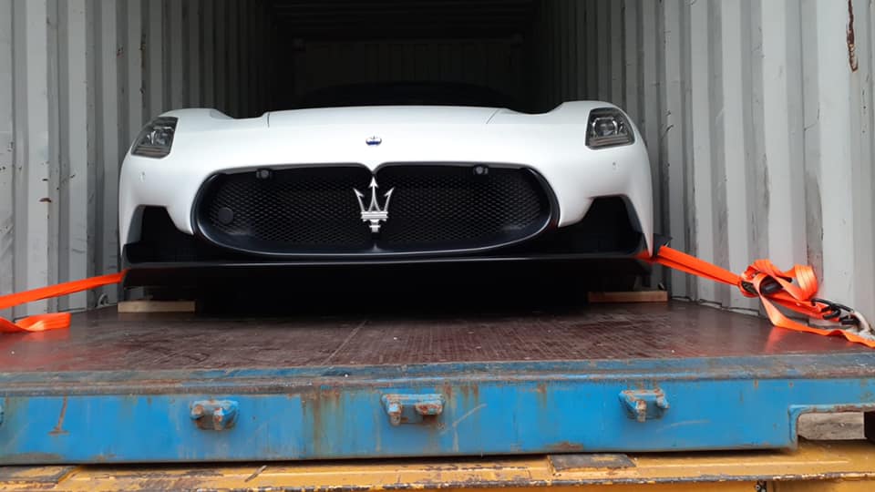 Chiếc xe Maserati MC20 đã được cho vào thùng container để về Việt Nam