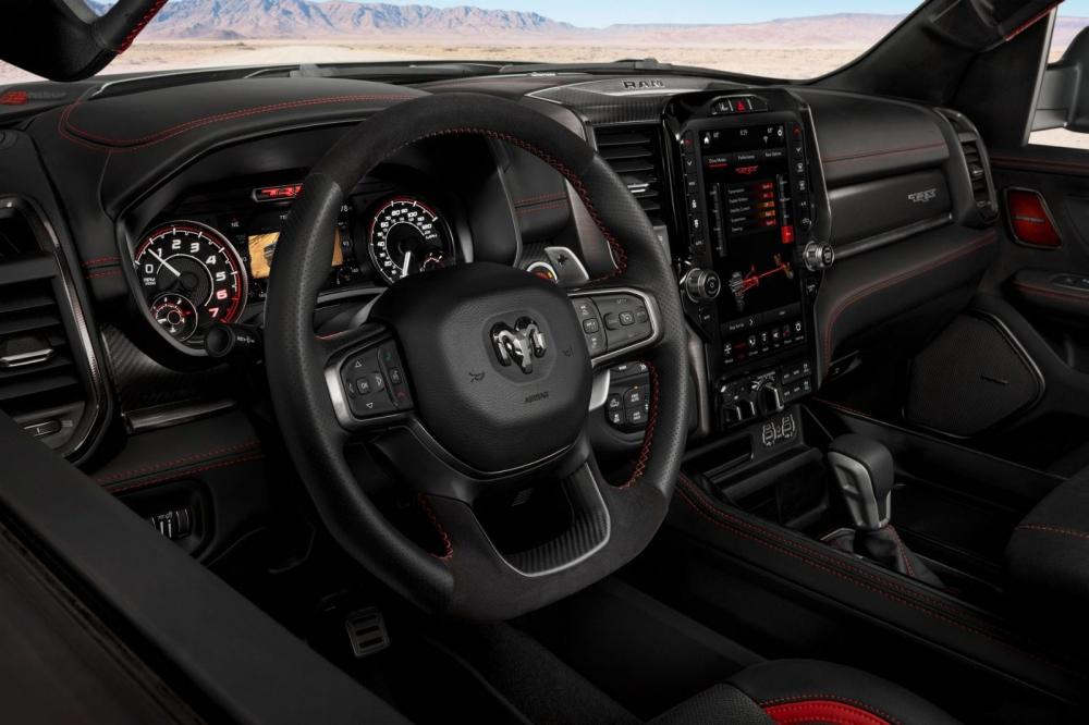 Khoang lái của Ram 1500 TRX 2021 có da và carbon