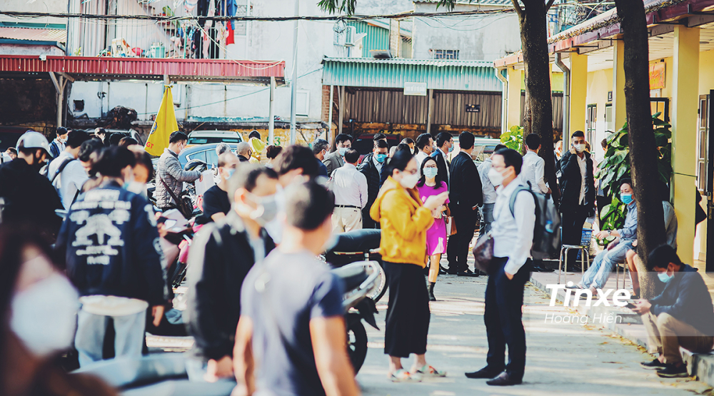 Giảm 50% phí trước bạ khiến thị trường ô tô Việt Nam sôi động những ngày cuối năm.