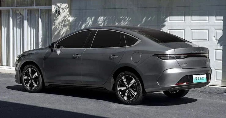 BYD Destroyer 05 nh&igrave;n từ đằng sau