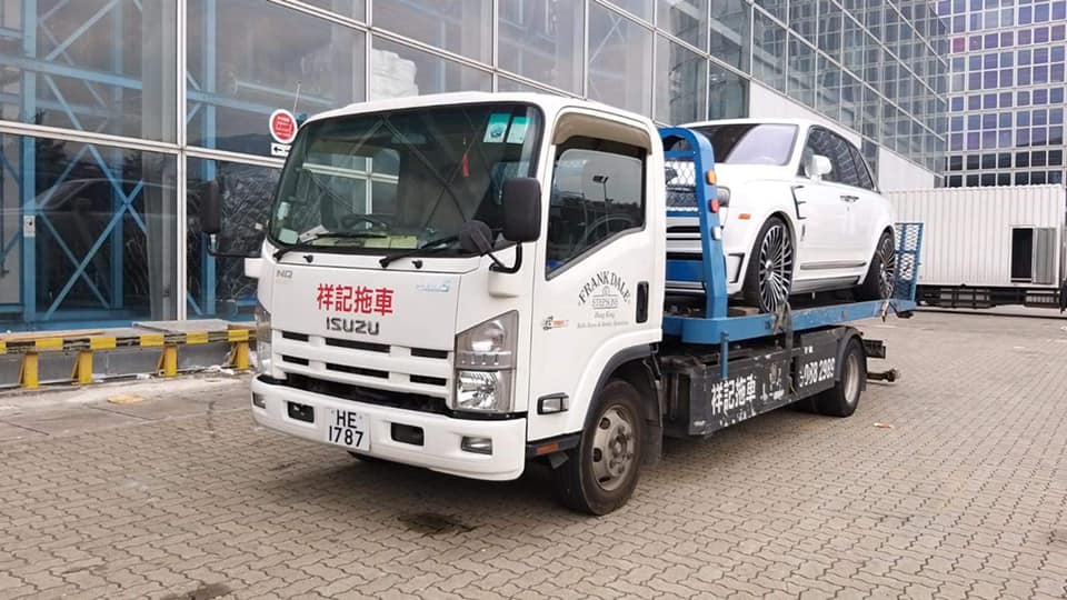 Rolls-Royce Cullinan độ Mansory l&uacute;c c&ograve;n ở kho cảng tại Hồng K&ocirc;ng