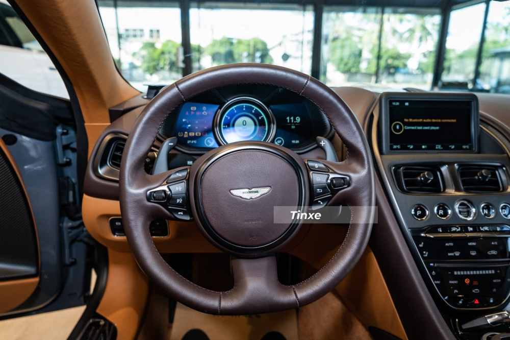 V&ocirc; lăng của xe được bọc da m&agrave;u t&iacute;m nho