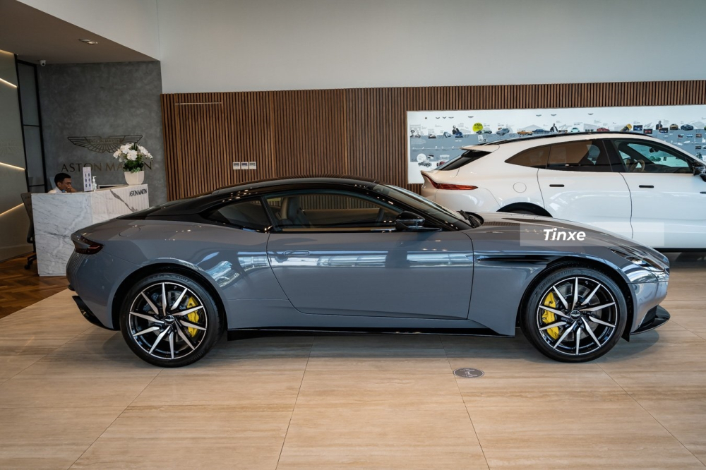 Xe mang ngoại thất m&agrave;u x&aacute;m China chưa từng c&oacute; chiếc Aston Martin DB11 n&agrave;o tại Việt Nam sở hữu m&agrave;u sơn n&agrave;y