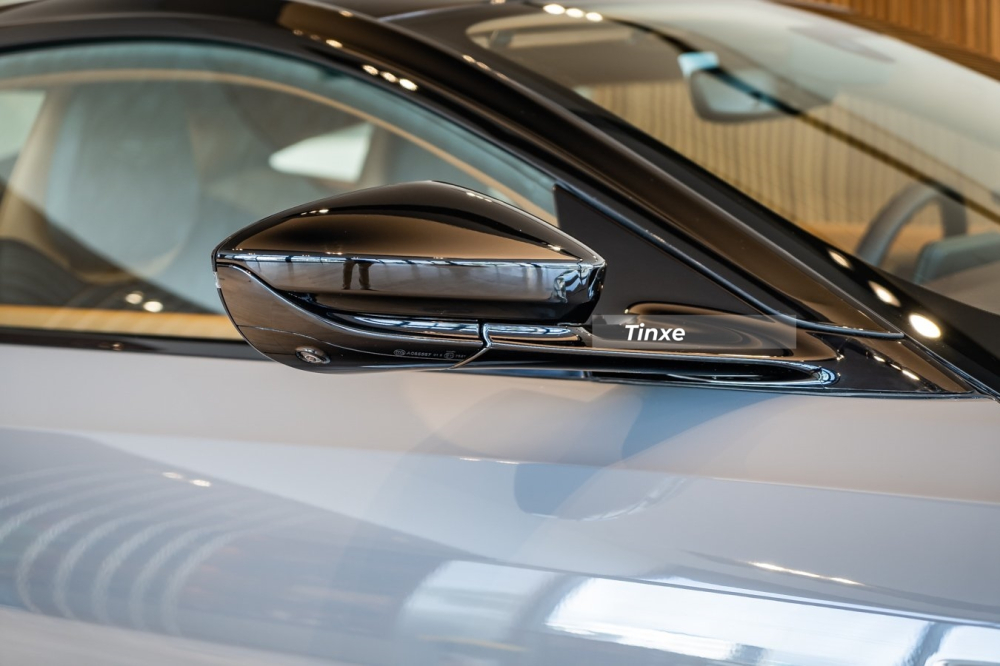 Xe c&oacute; m&agrave;u sơn x&aacute;m China c&ugrave;ng c&aacute;c chi tiết sơn đen b&oacute;ng tạo điểm nhấn