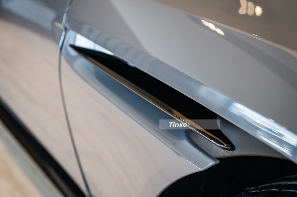 Thanh chia gi&oacute; b&ecirc;n h&ocirc;ng xe n&agrave;y l&agrave; đặc trưng của Aston Martin