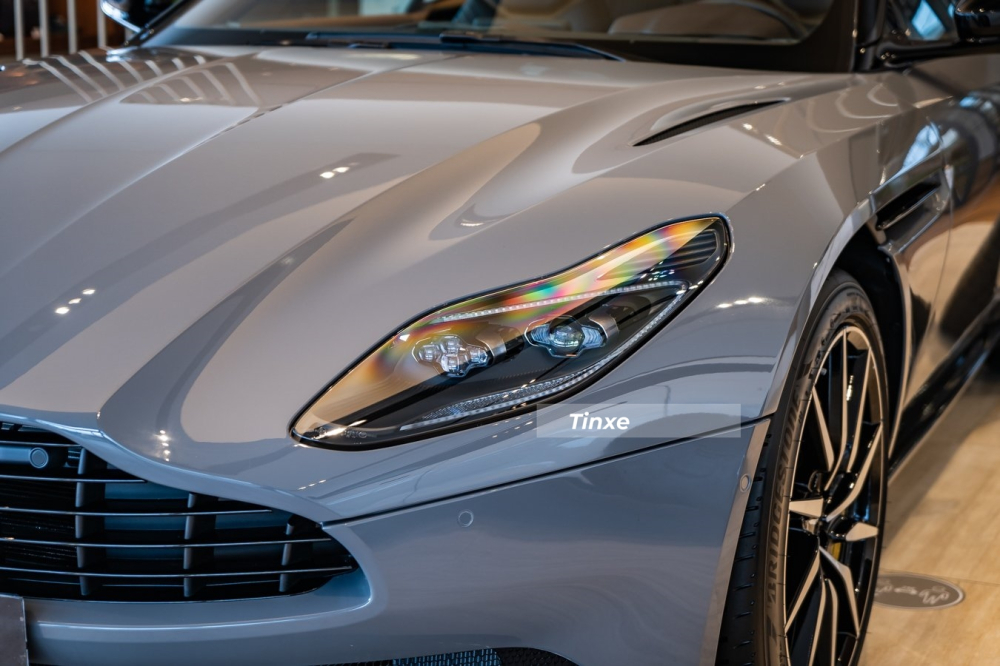 Cận cảnh đ&ocirc;i mắt của Aston Martin DB11 V8 khiến kh&ocirc;ng &iacute;t đại gia Việt bị m&ecirc; hoặc