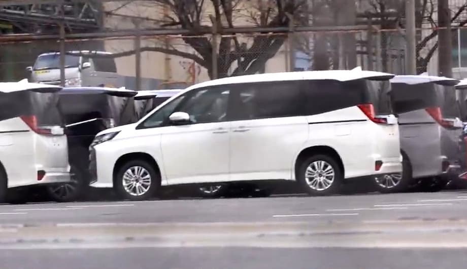 Toyota Noah 2022 không có đường chân kính mạ crôm như Voxy mới Toyota Noah 2022 không có đường chân kính mạ crôm như Voxy mới