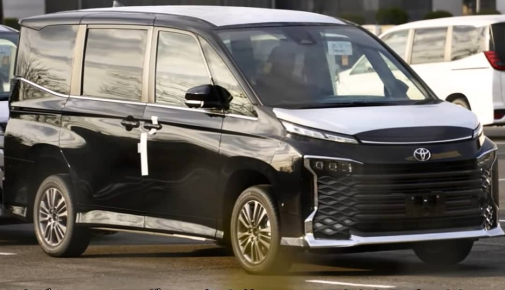 Cận cảnh đầu xe của Toyota Voxy 2022 Cận cảnh đầu xe của Toyota Voxy 2022