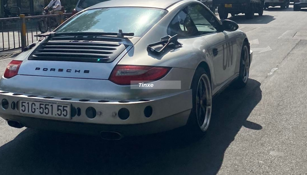 Các vật dụng như búa rùi và xẻng cũng được chế để gắn lên xe Porsche 911 Carrera