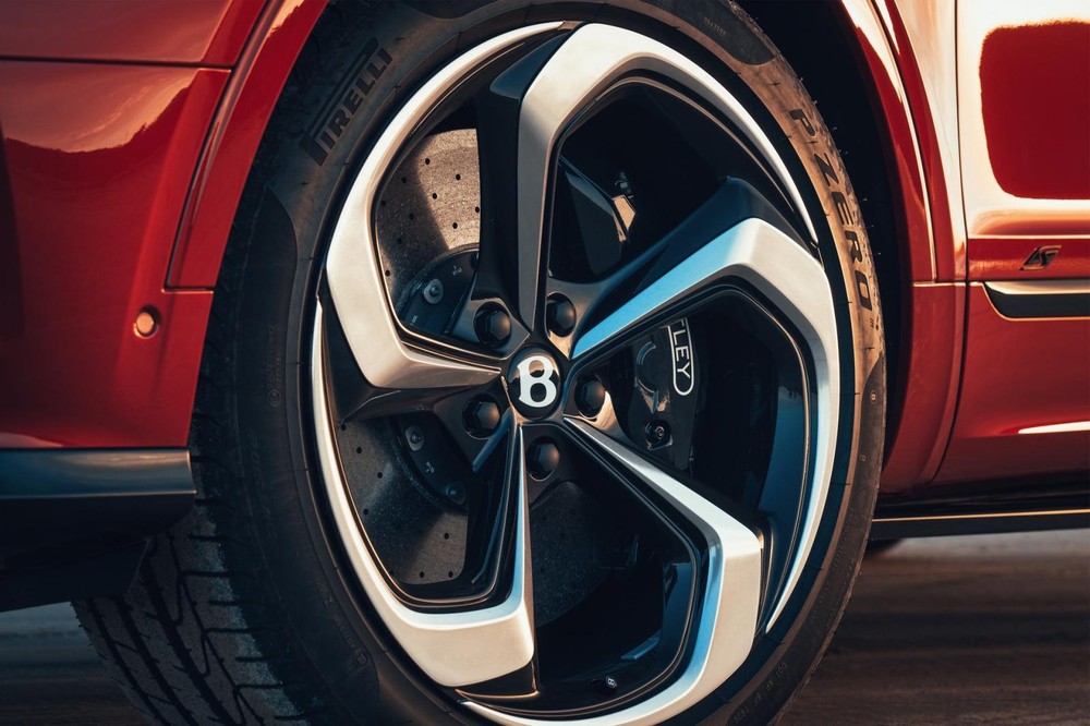 Vành hợp kim 22 inch phối 2 màu của Bentley Bentayga S 2022