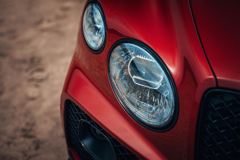 Vỏ đèn pha màu tối của Bentley Bentayga S 2022