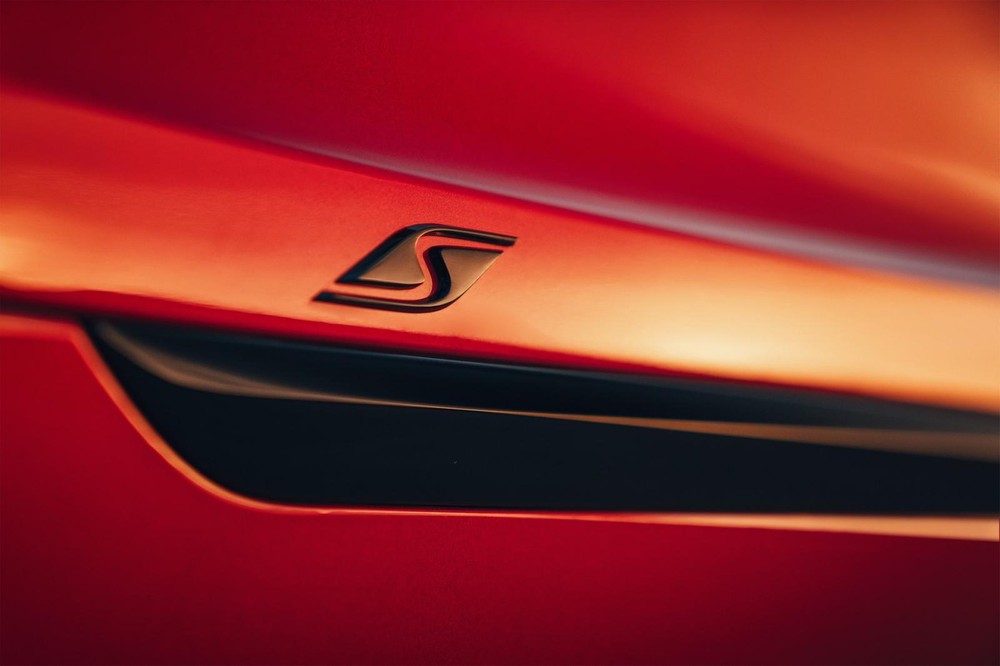 Logo chữ S trên cửa của Bentley Bentayga S 2022