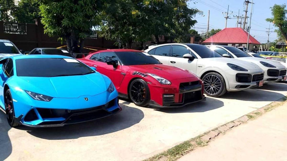 D&agrave;n si&ecirc;u xe v&agrave; xe sang bị cảnh s&aacute;t Th&aacute;i Lan tịch thu trong vụ triệt ph&aacute; đường d&acirc;y đ&aacute;nh bạc qua mạng