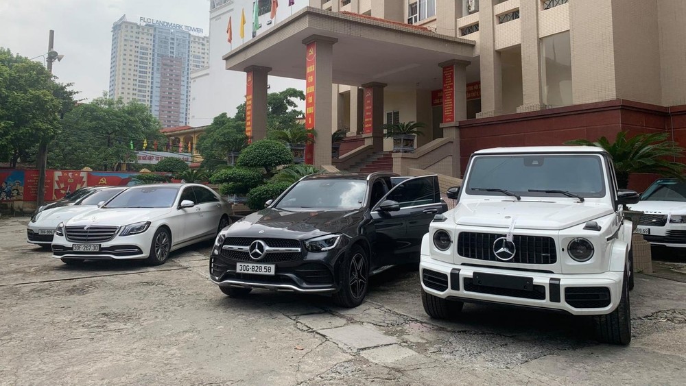 D&agrave;n xe sang bị tịch thu trong vụ triệt ph&aacute; đường d&acirc;y đ&aacute;nh bạc hồi th&aacute;ng 10/2021 tại Việt Nam