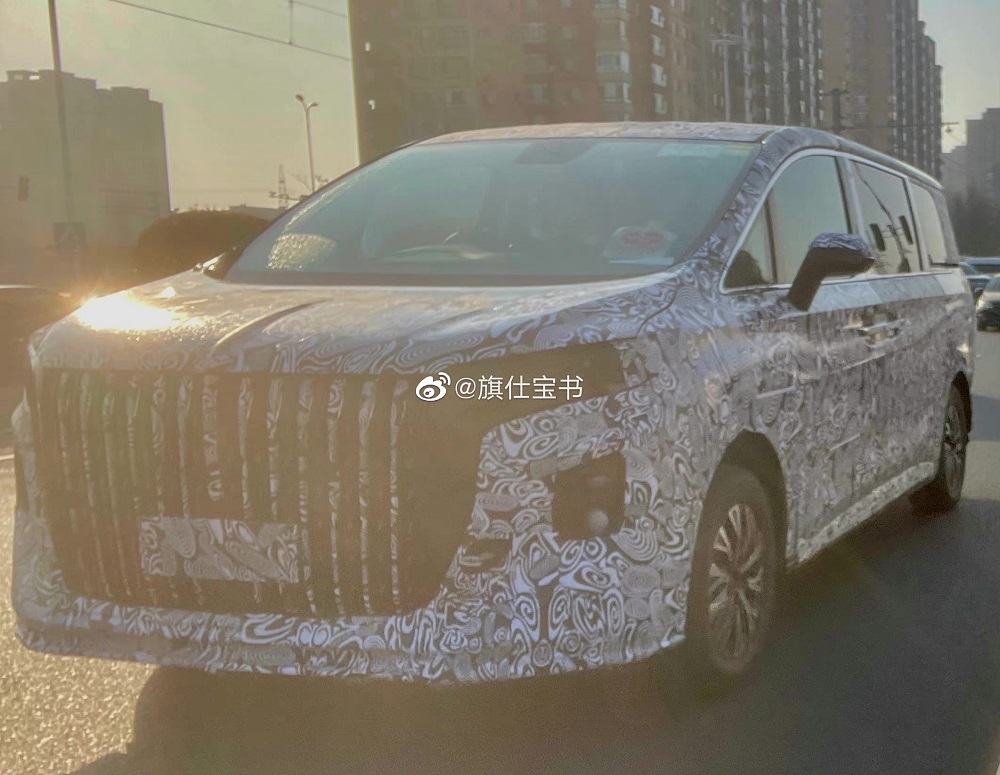 Mẫu MPV nh&agrave; Hồng Kỳ được trang bị hệ thống đ&egrave;n 2 tầng